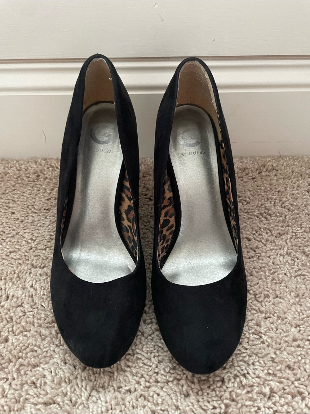 GUESS Black Suede Round-Toe Heels with Leopard Lining